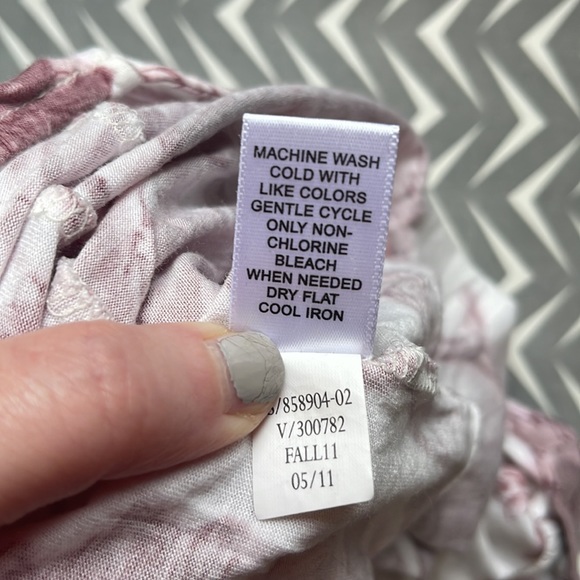 Banana Republic Soft & Flowy Ruffle Neck Sleeveless Top Medium - Picture 4 of 15